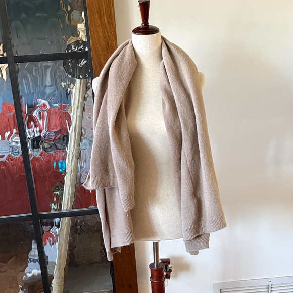 Chic Beige Women's Shawl with Belt - Picture 9 of 13